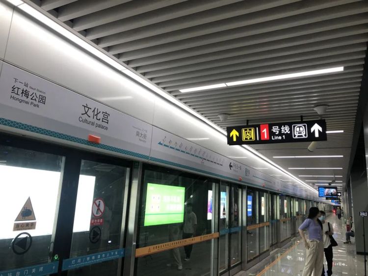 我们刚乘了地铁2号线!