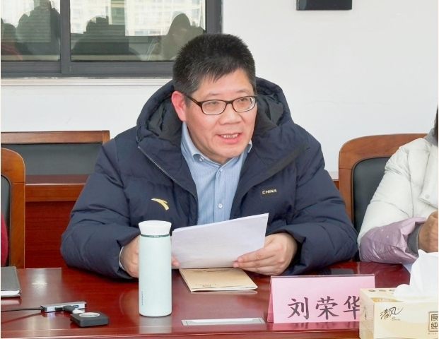 会议伊始,滨江中学刘荣华指出,教育是家庭,学校,社会三方协力的交响乐